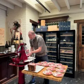 Ham snijden aan de wijnbar