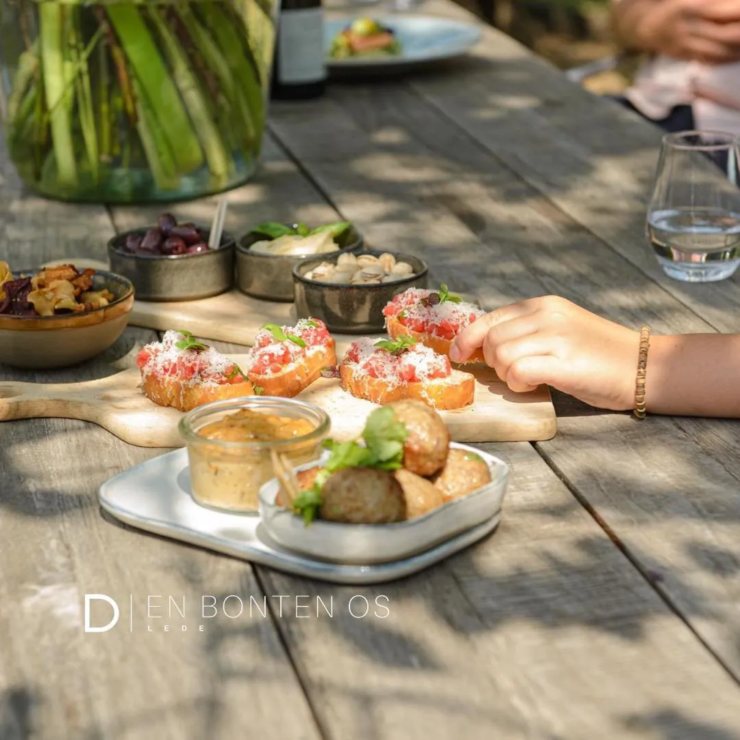 Tapas en bruschetta op de tuintafel