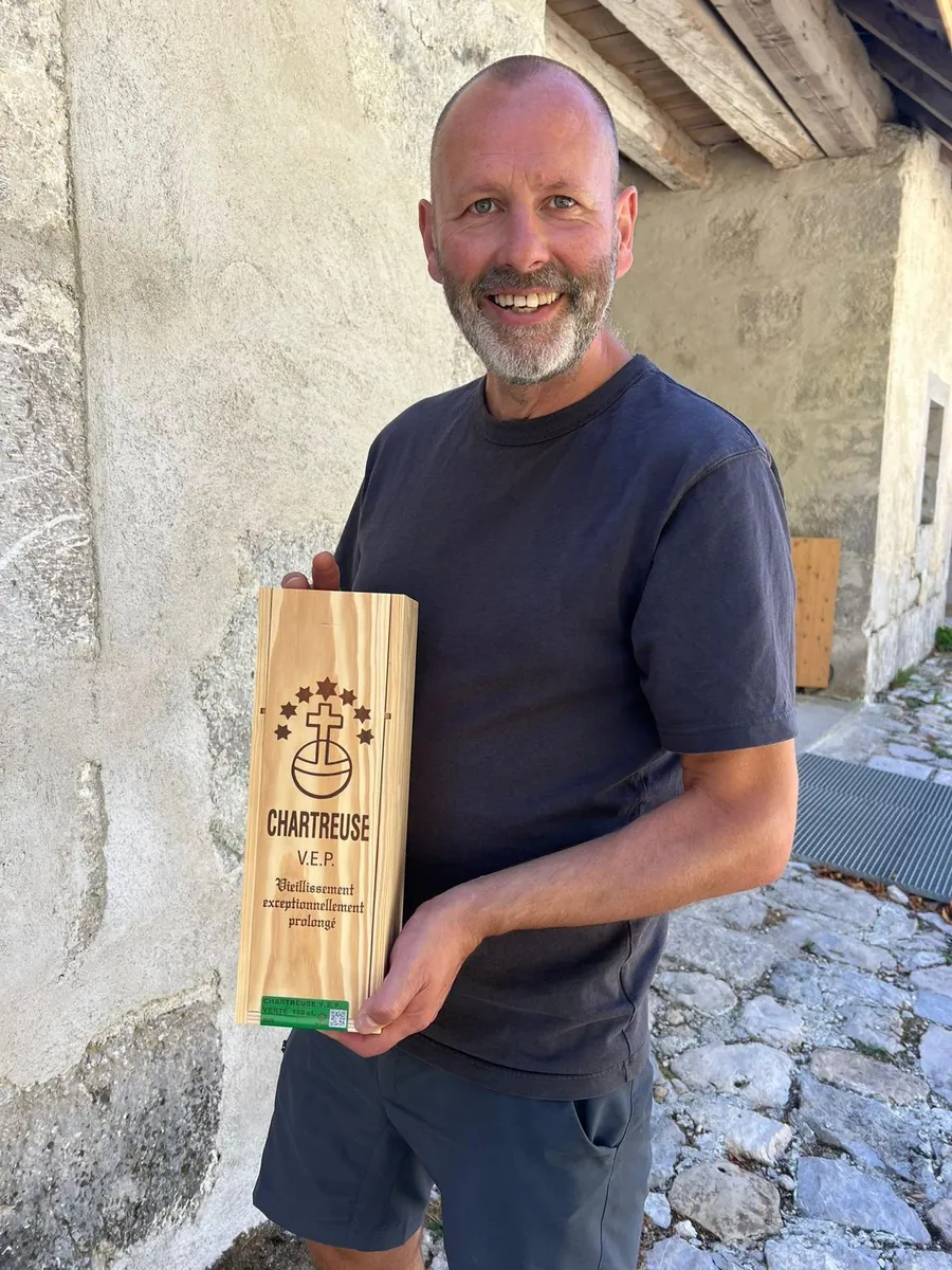 Chef Dries De Boeck met een fles Chartreuse