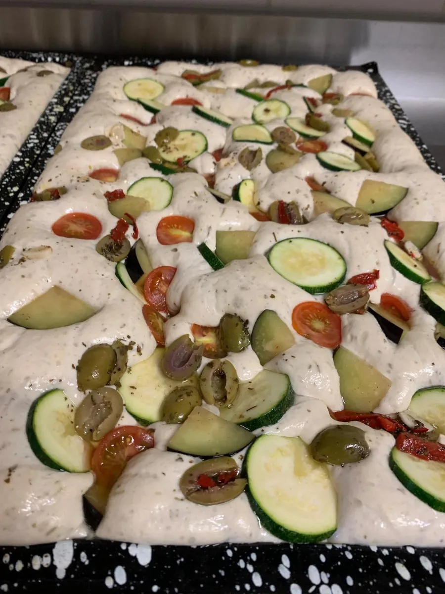 Huisgemaakte focaccia met courgette en olijven