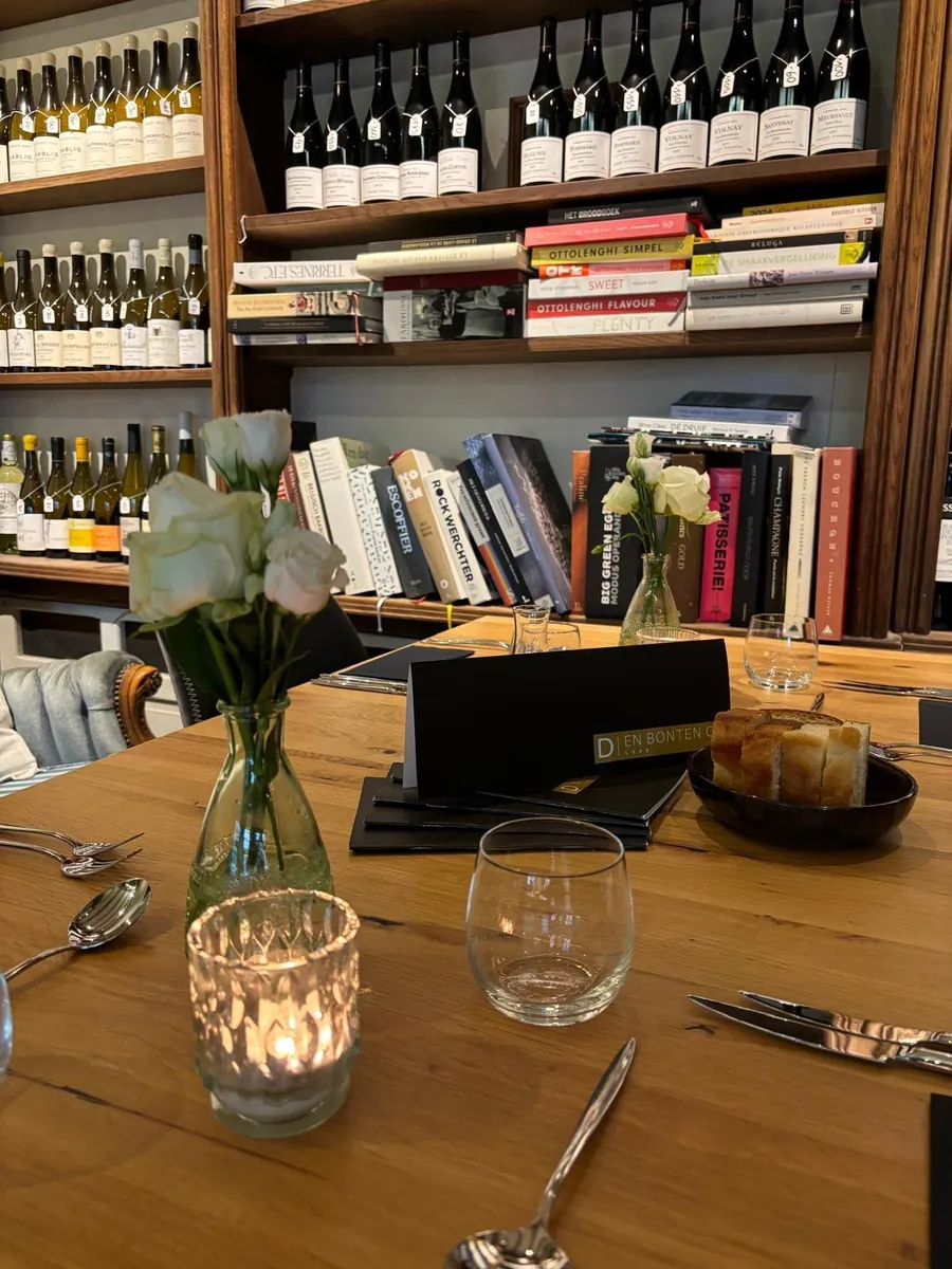 Gedekte tafel bij de wijnbibliotheek